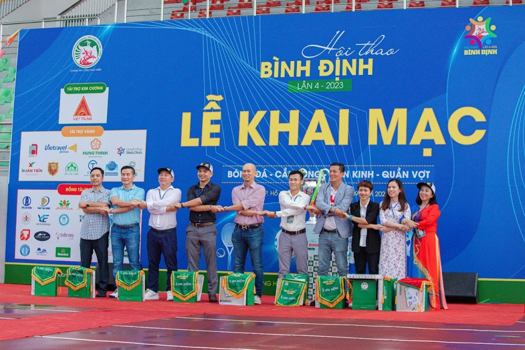 Ông Trương Công Vũ - CEO đèn năng lượng mặt trời Gelta (Thứ 5 từ phải qua) vinh dự được nhận bằng khen tại hội thao
