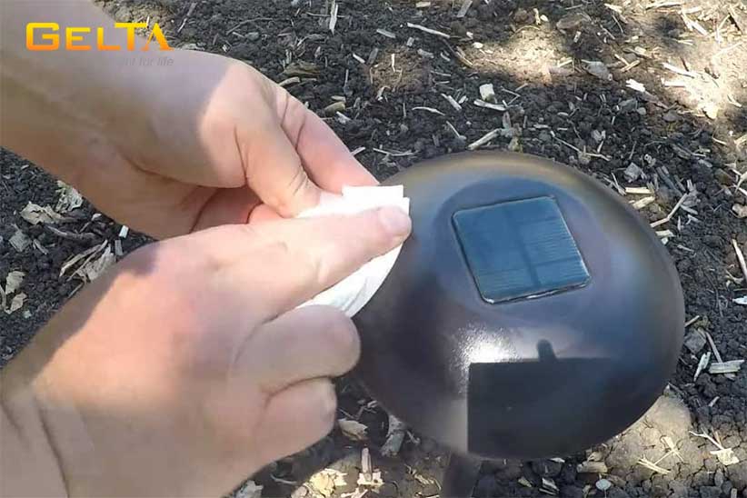 Vệ sinh đơn giản đèn sân vườn năng lượng mặt trời