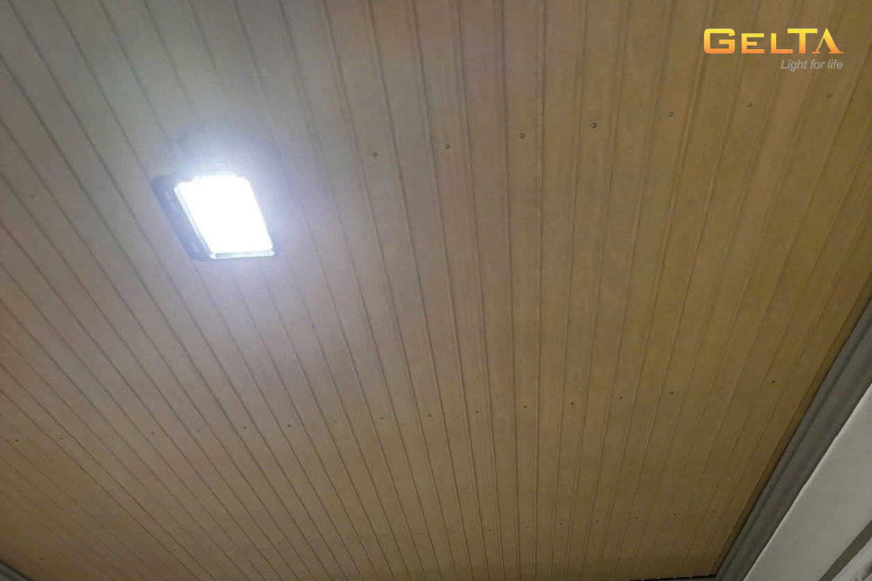 đèn pha năng lượng mặt trời 300W