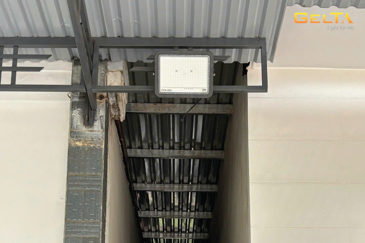 đèn pha năng lượng mặt trời 300W